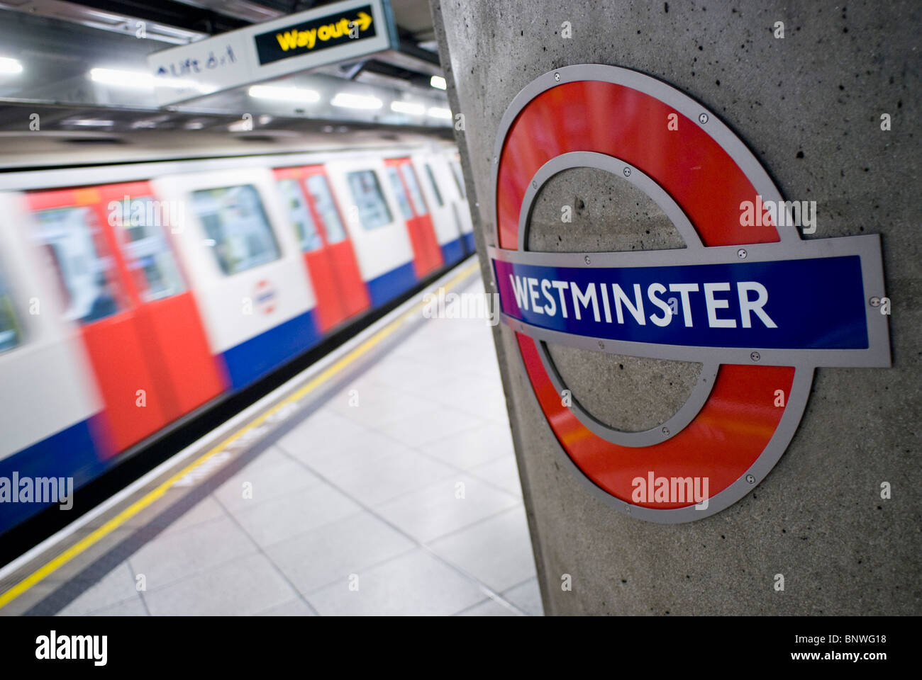 La metropolitana di Westminster segno sul tubo piattaforma. Londra Foto Stock