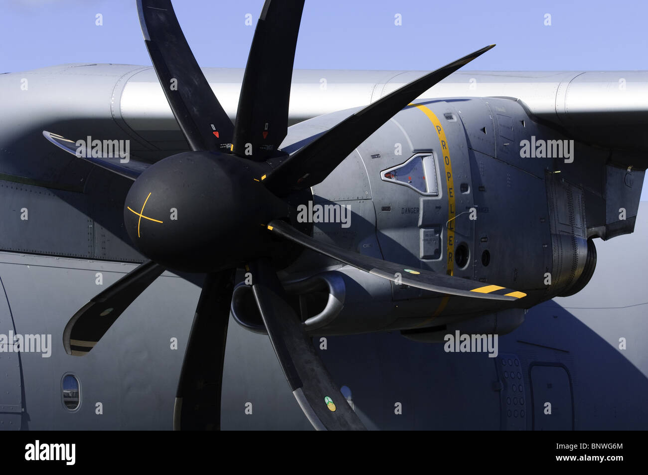 Hamilton Sundstrand FH386 Scimitar pale di elica sul secondo prototipo militare Airbus A400M all'Airshow di Farnborough Foto Stock