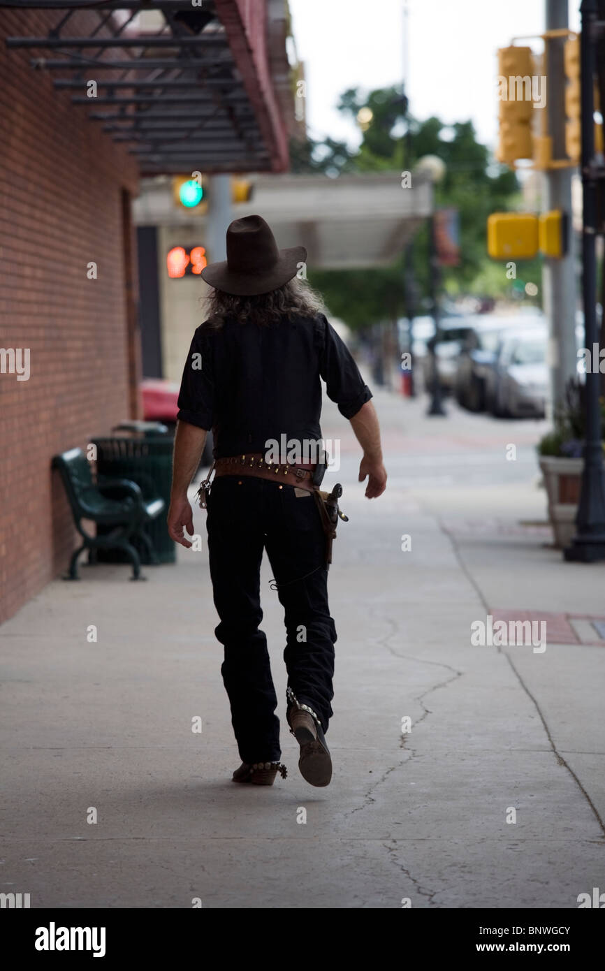 Attore che gioca il ruolo di uno sceriffo in un teatro locale produzione prendendo un strollin downtown Cheynne, Wyoming. Foto Stock
