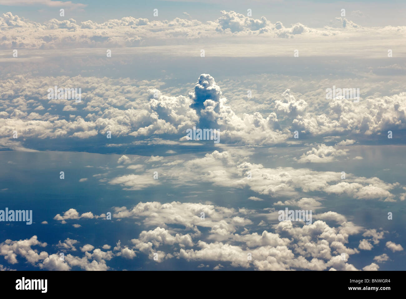 Vista su cloudscape dalla finestra di aeroplano Foto Stock