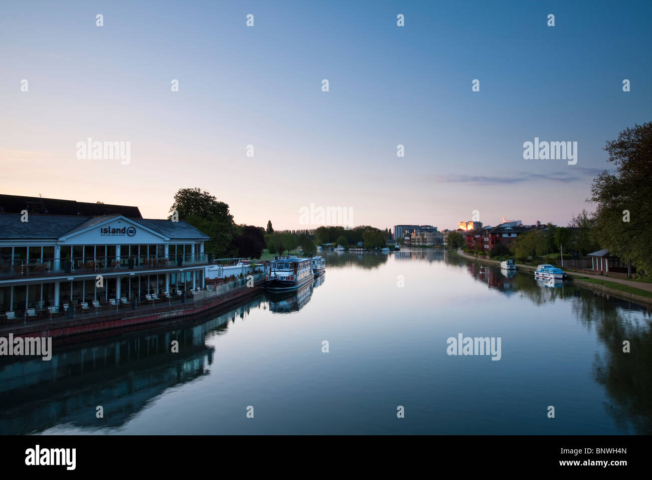 Alba sul Fiume Tamigi da Caversham Bridge, Reading, Berkshire, Regno Unito Foto Stock
