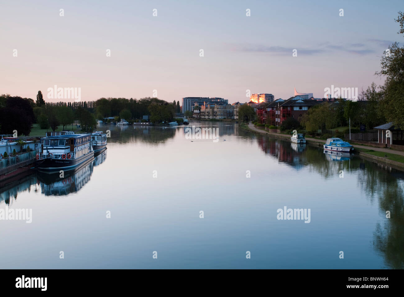 Alba sul Fiume Tamigi da Caversham Bridge, Reading, Berkshire, Regno Unito Foto Stock