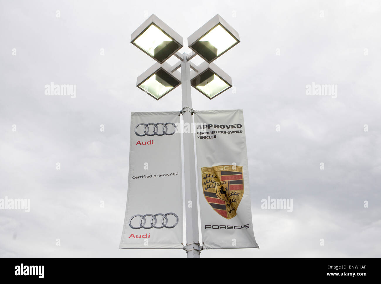 Una Porsche e Audi concessionaria auto. Foto Stock