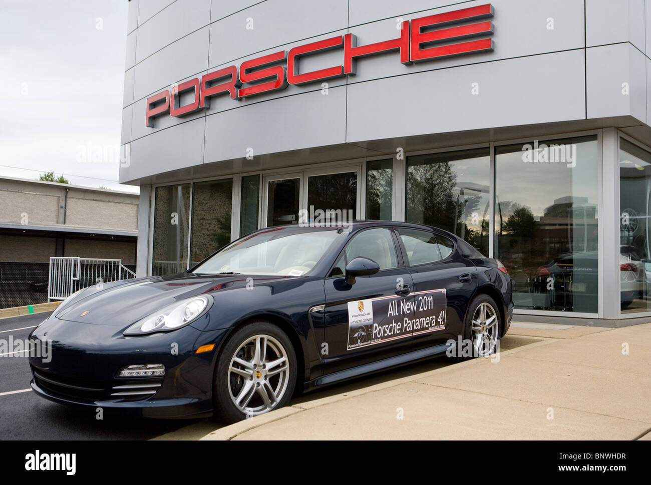 Una Porsche e Audi concessionaria auto. Foto Stock
