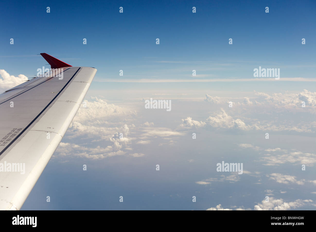 Vista dallo spazio aereo dalla finestra con il cielo blu e nuvole Foto Stock