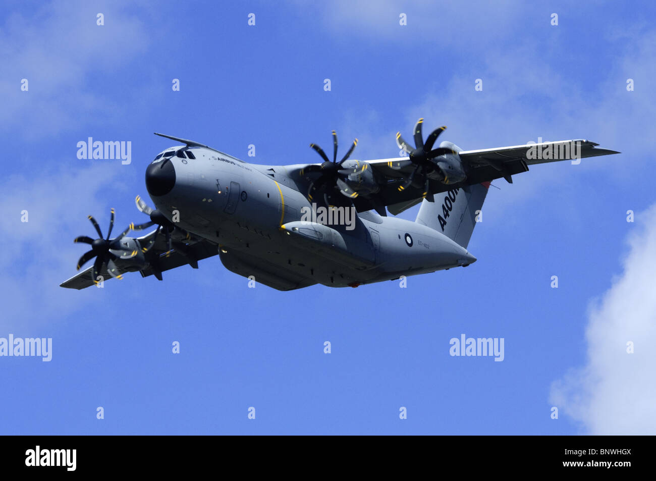 Militare Airbus A400M secondo prototipo, Grizzly 2, rendendo un flypast a Farnborough Airshow 2010 Foto Stock