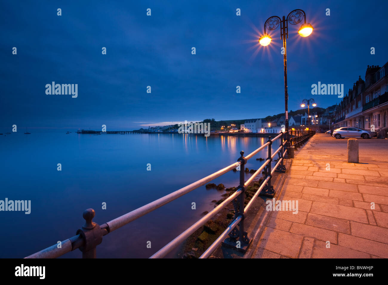 Guardando lungo il lungomare prima dell'alba, Swanage, Dorset, Regno Unito Foto Stock