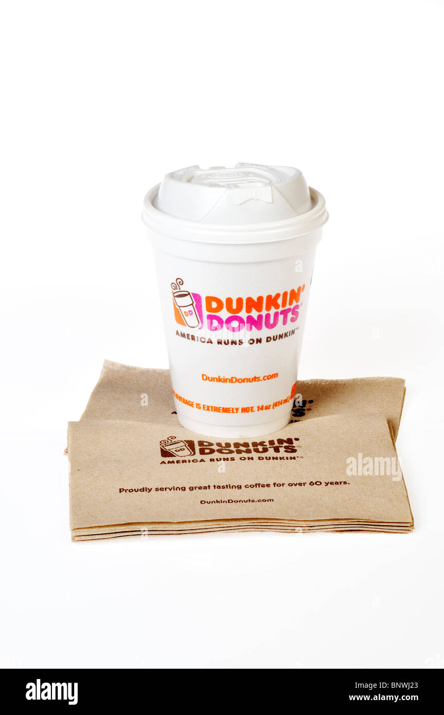 Una tazza di Dunkin' Donuts caffè in un bianco styrofoam cup con un coperchio su un tovagliolo su sfondo bianco, tagliato fuori. Foto Stock