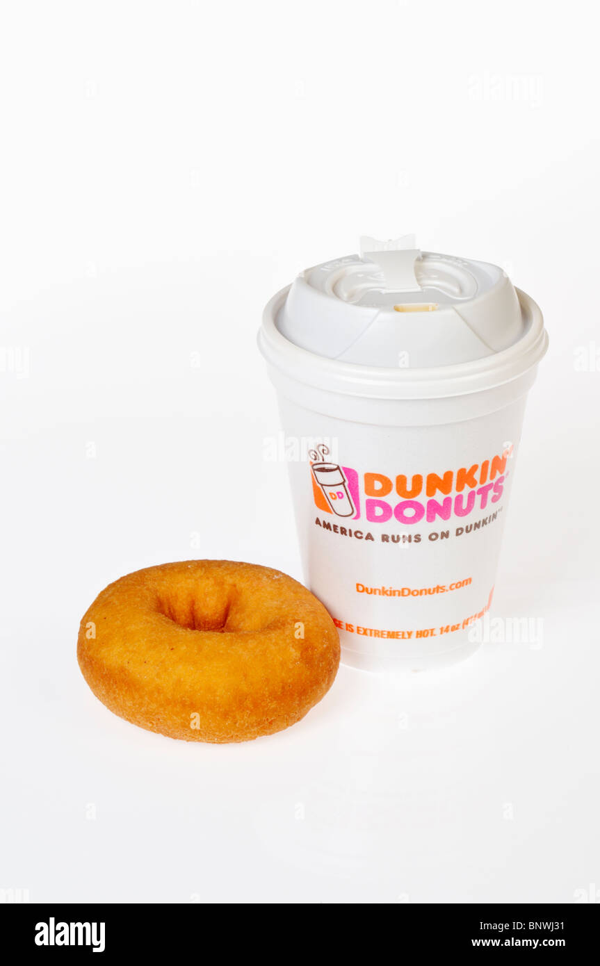 Una tazza di Dunkin Donuts caffè con un semplice ciambella su sfondo bianco, ritaglio. Foto Stock