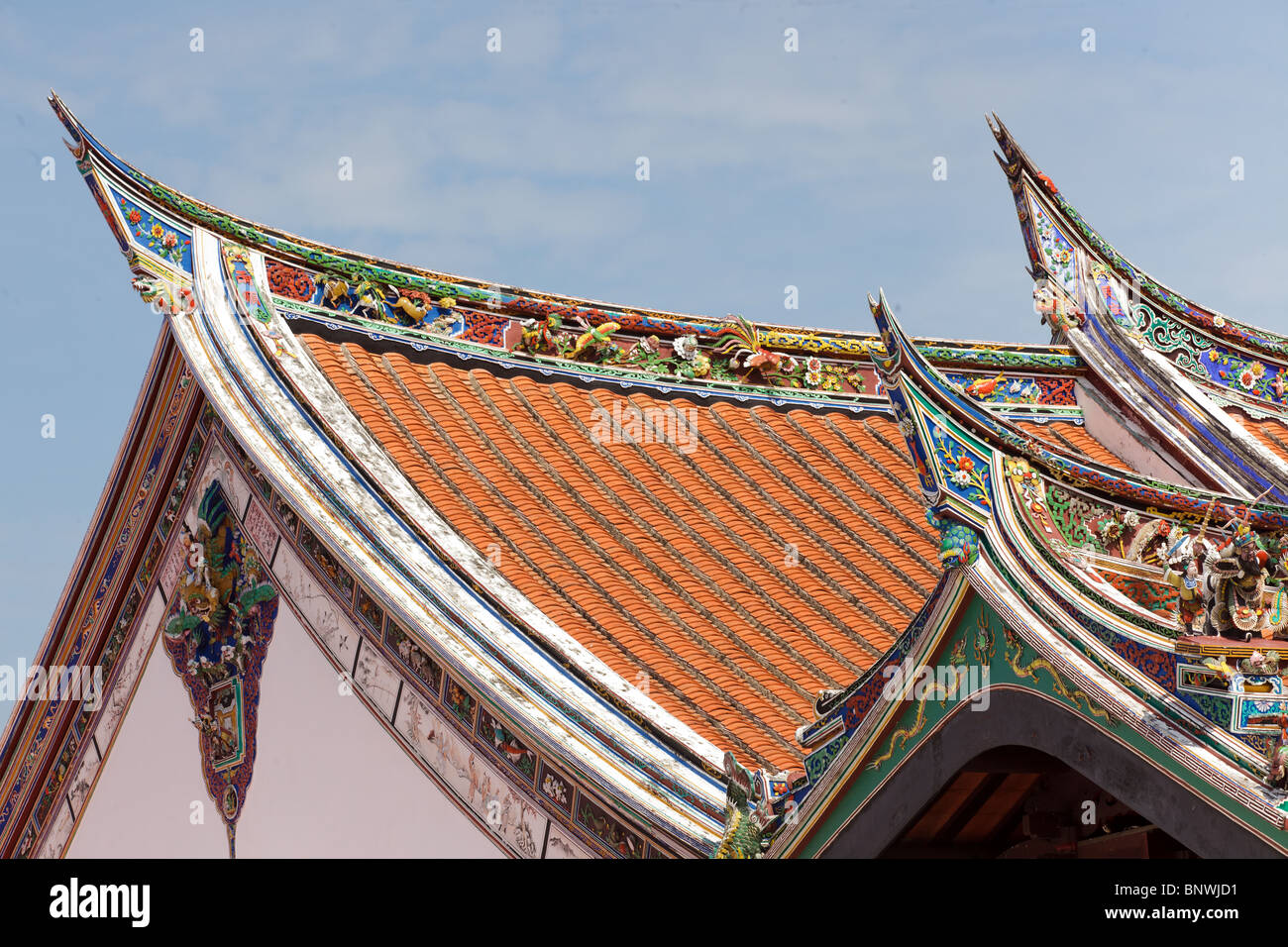 Cheng Hoon Teng buddismo sul tetto del tempio che mostra la scultura della mitologia guardiani, Melaka, Malaysia Foto Stock
