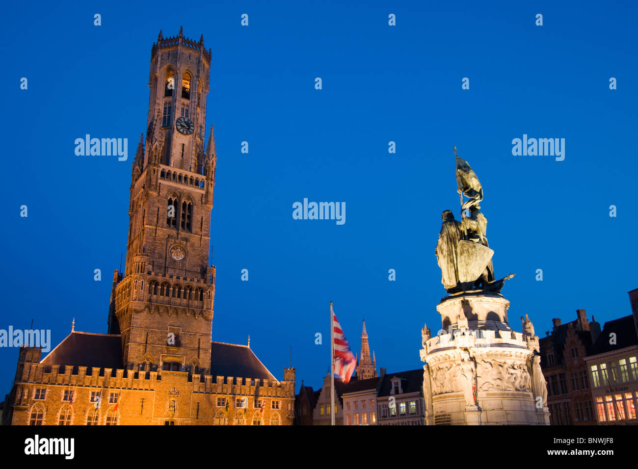 Belgio, Bruges, torre campanaria e la statua di Jan Breydel e Pieter De Coninck, la torre Belfry, la piazza del mercato, Brugge Markt Foto Stock Belgio, Bruges, torre campanaria e la statua di Jan Breydel e Pieter De Coninck, la torre Belfry, la piazza del mercato, Brugge Markt Foto Stock