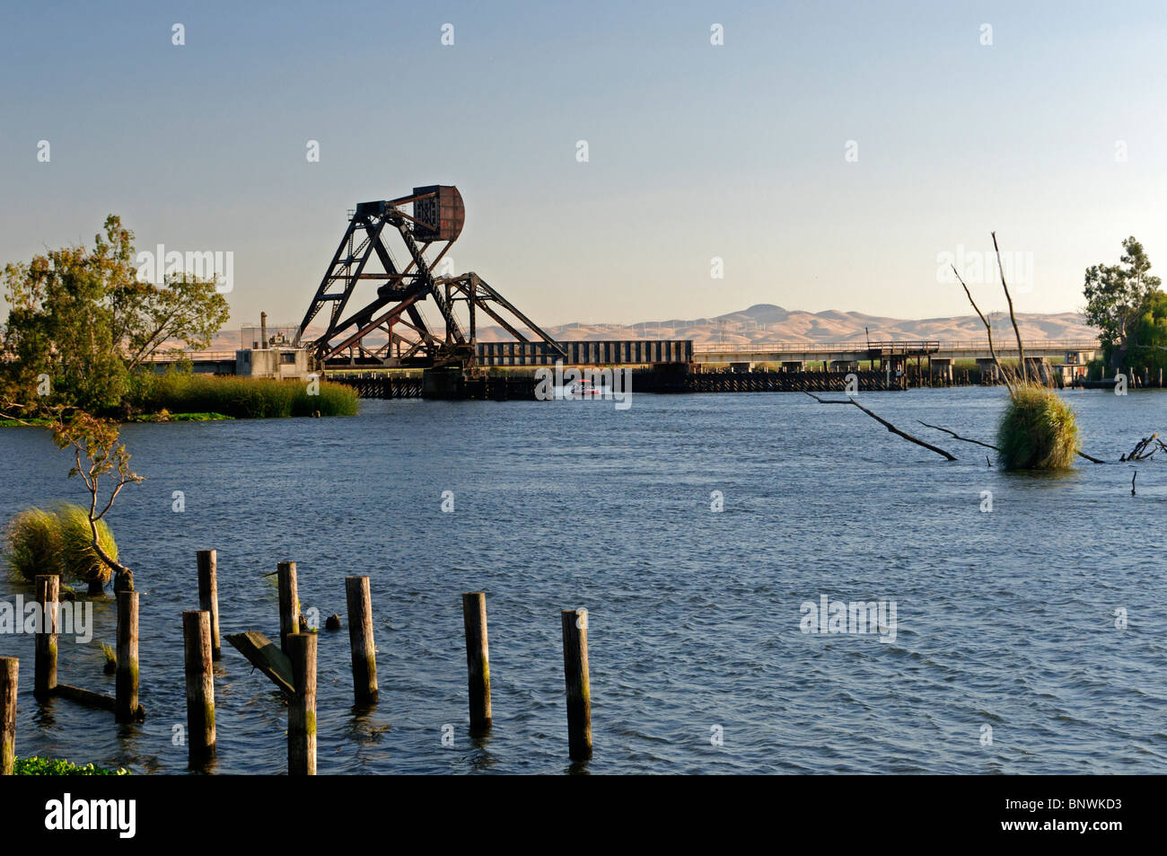 Traliccio ponte levatoio attraverso metà fiume nella valle centrale regione del Delta, California. Pomeriggio di estate. Foto Stock