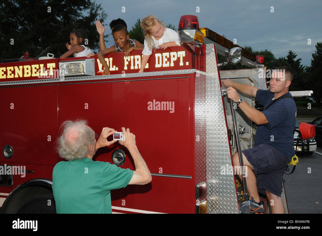 Il Greenbelt, Maryland, USA i bambini si divertono sulla parte superiore di un camion dei pompieri su National Night Out Foto Stock