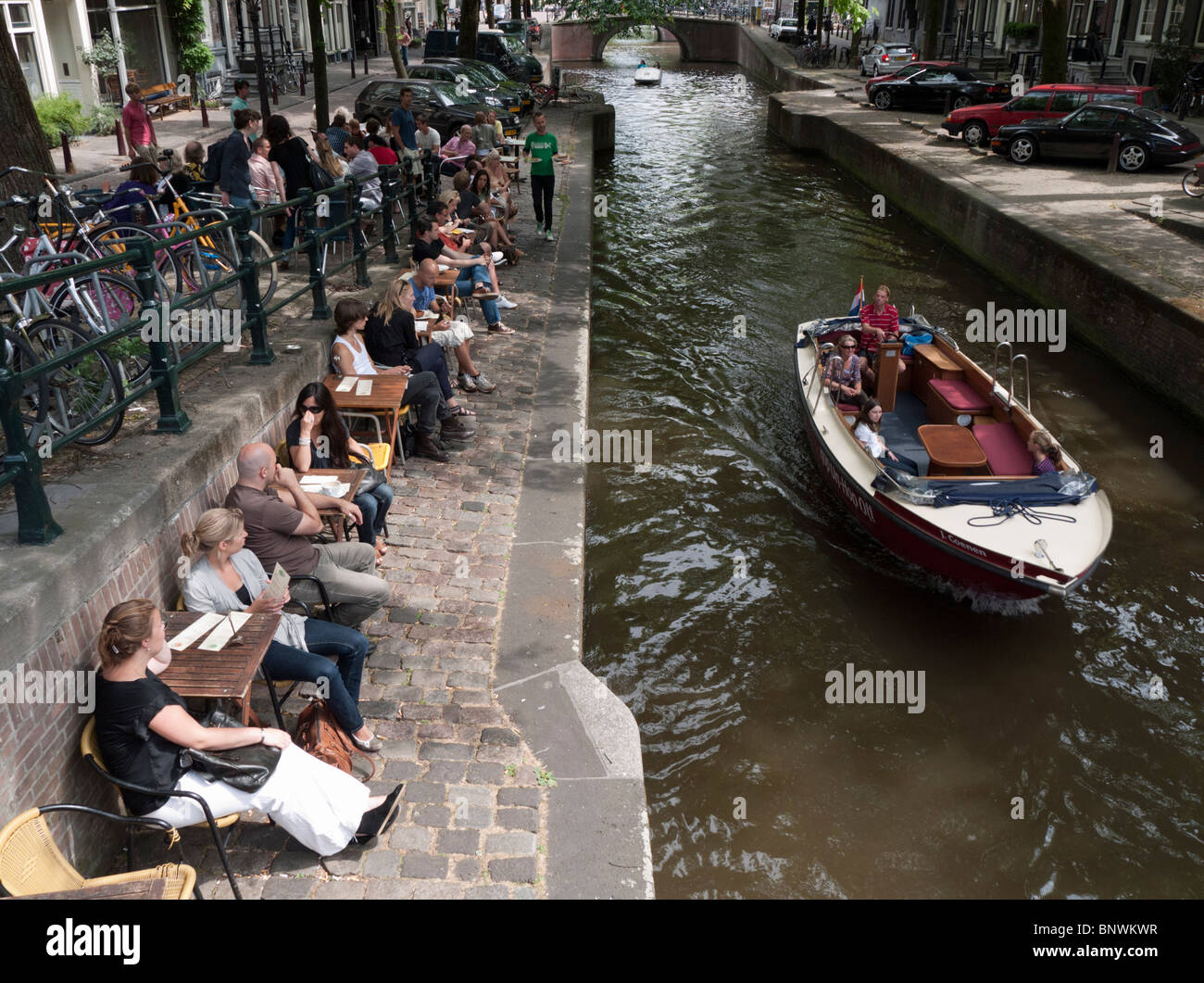 Cafe accanto al canal nel quartiere Jordaan di Amsterdam Paesi Bassi Foto Stock