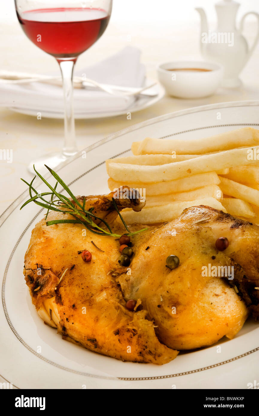 Arrosto di anatra muta di petto di pollo e gamba confit con salsa al pepe verde e patatine fritte Foto Stock