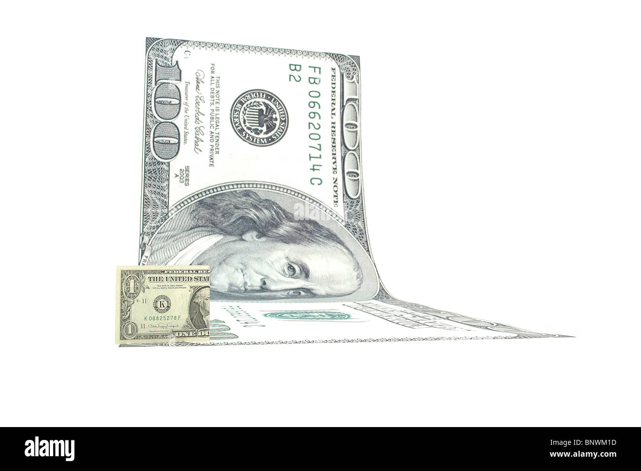Un dollaro statunitense Bill sulla sommità di un grande 100 dollari. Isolato su un pulito sullo sfondo bianco. Foto Stock