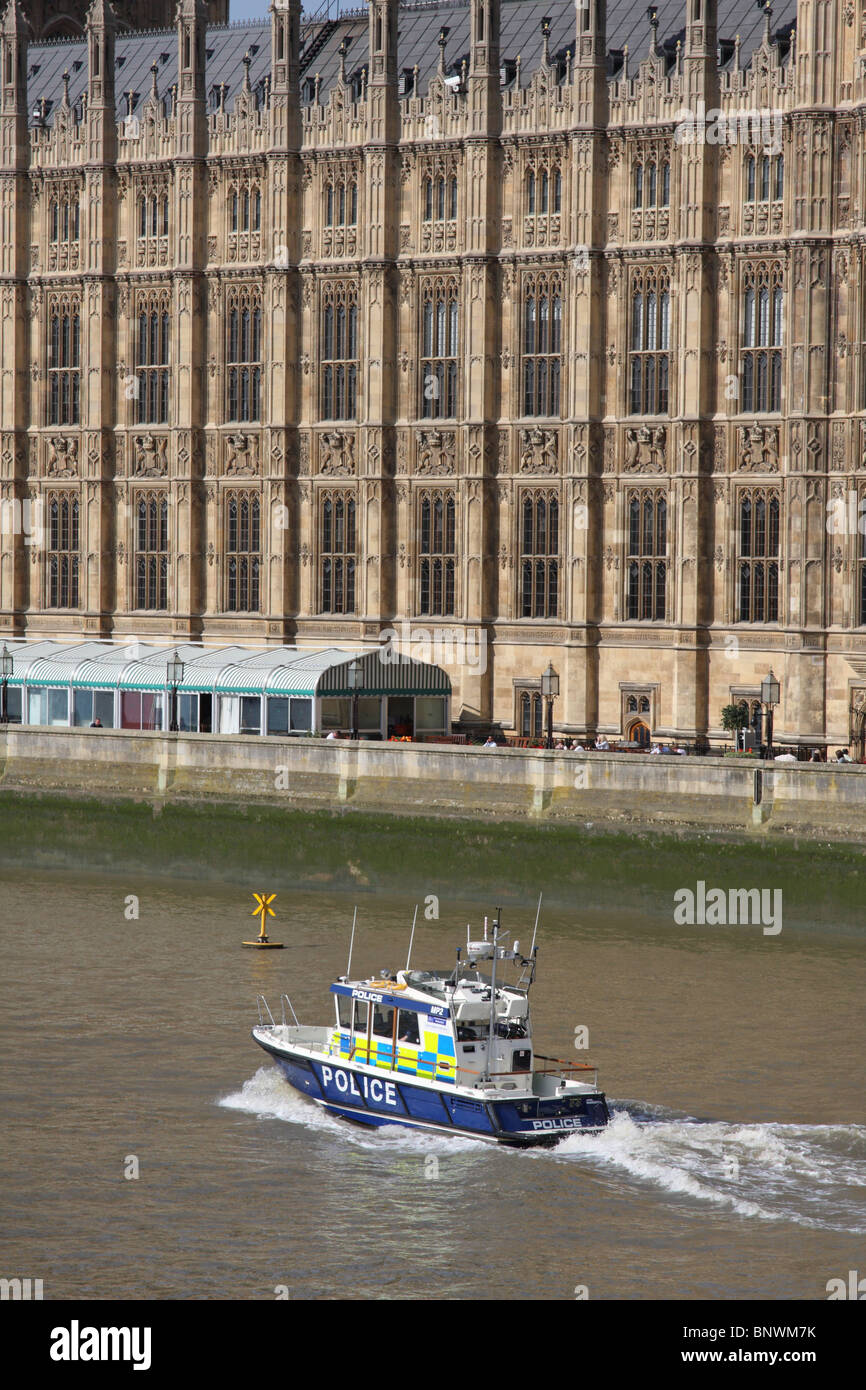 Una polizia metropolitana di lancio del motorino sul Fiume Tamigi presso la sede del Parlamento, Westminster, London, England, Regno Unito Foto Stock