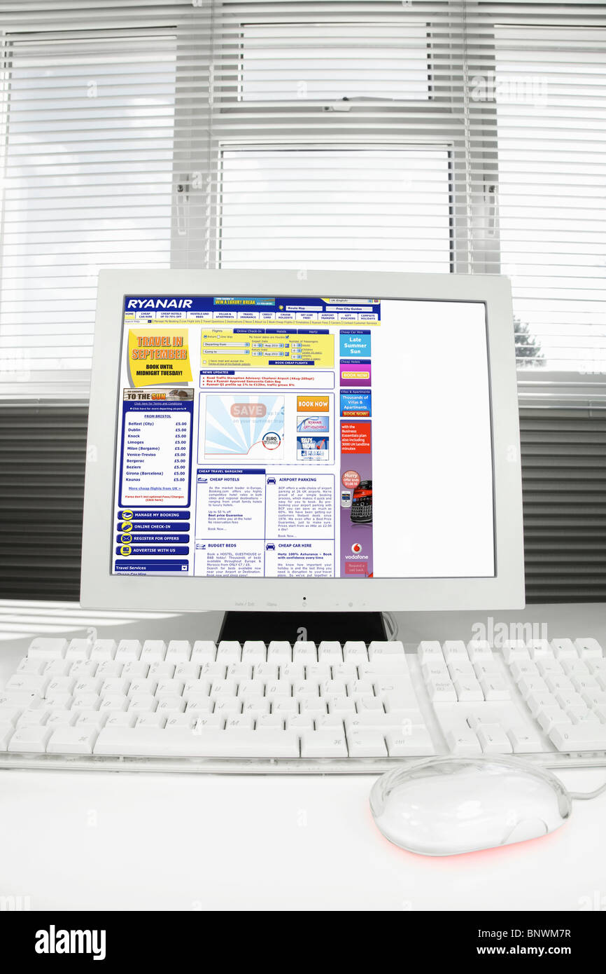 Home Computer con Ryanair pagina Internet sullo schermo Foto Stock