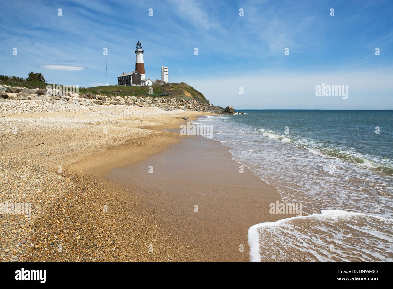Spiaggia con faro in background Foto Stock