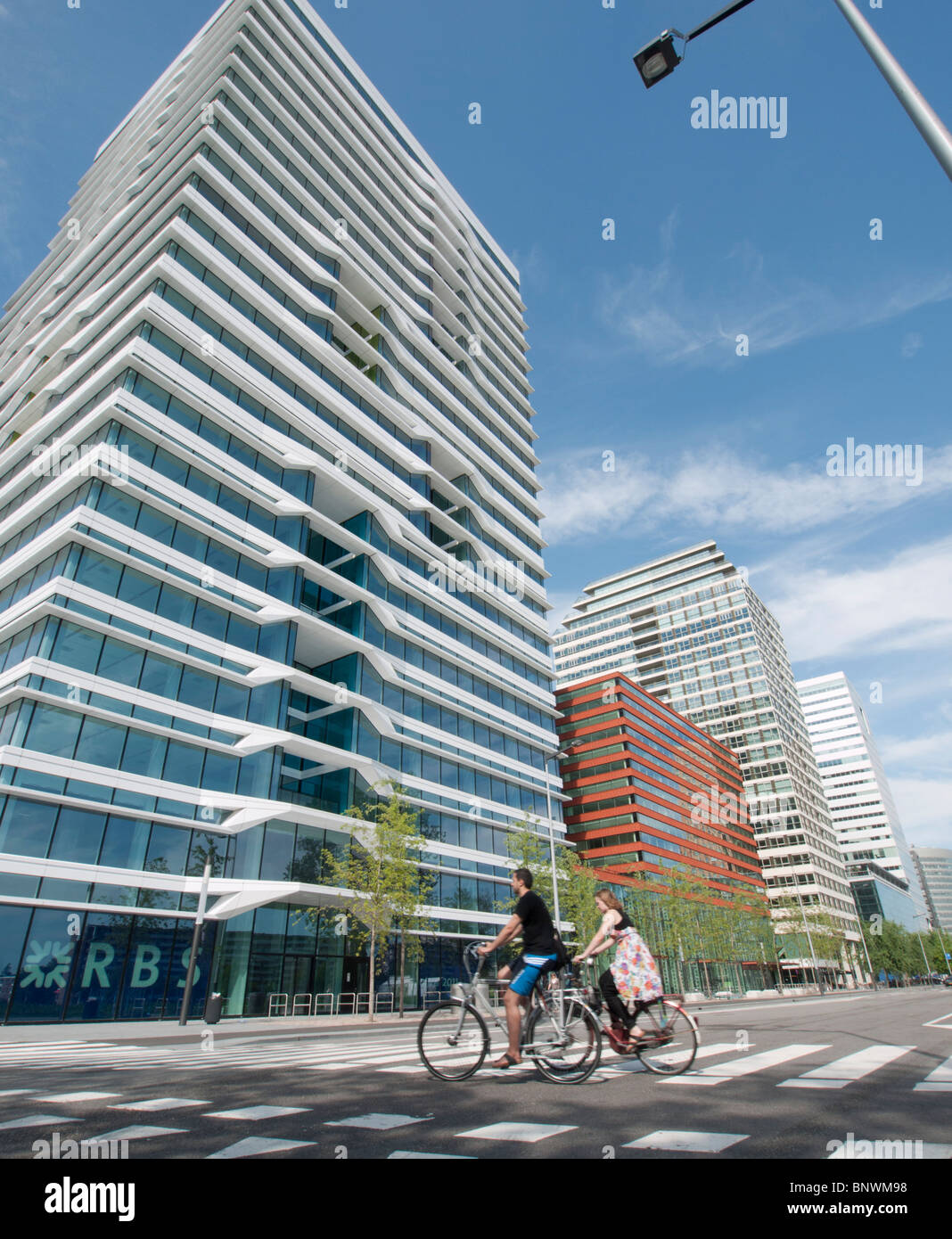 Moderno ed alto edificio edifici per uffici a Mahler4 sezione di Zuidas nuovo immobile commerciale lo sviluppo in Amsterdam Paesi Bassi Foto Stock