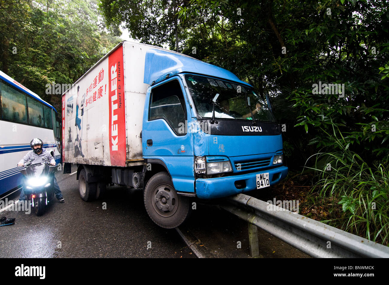 Un incidente stradale sulla strada che porta alla vetta di Hong Kong. Foto Stock