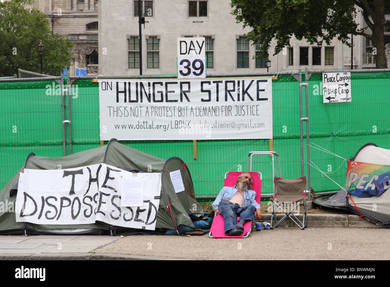 Un manifestante in sciopero della fame presso l'Accampamento della pace, la piazza del Parlamento, Westminster, London, England, Regno Unito Foto Stock