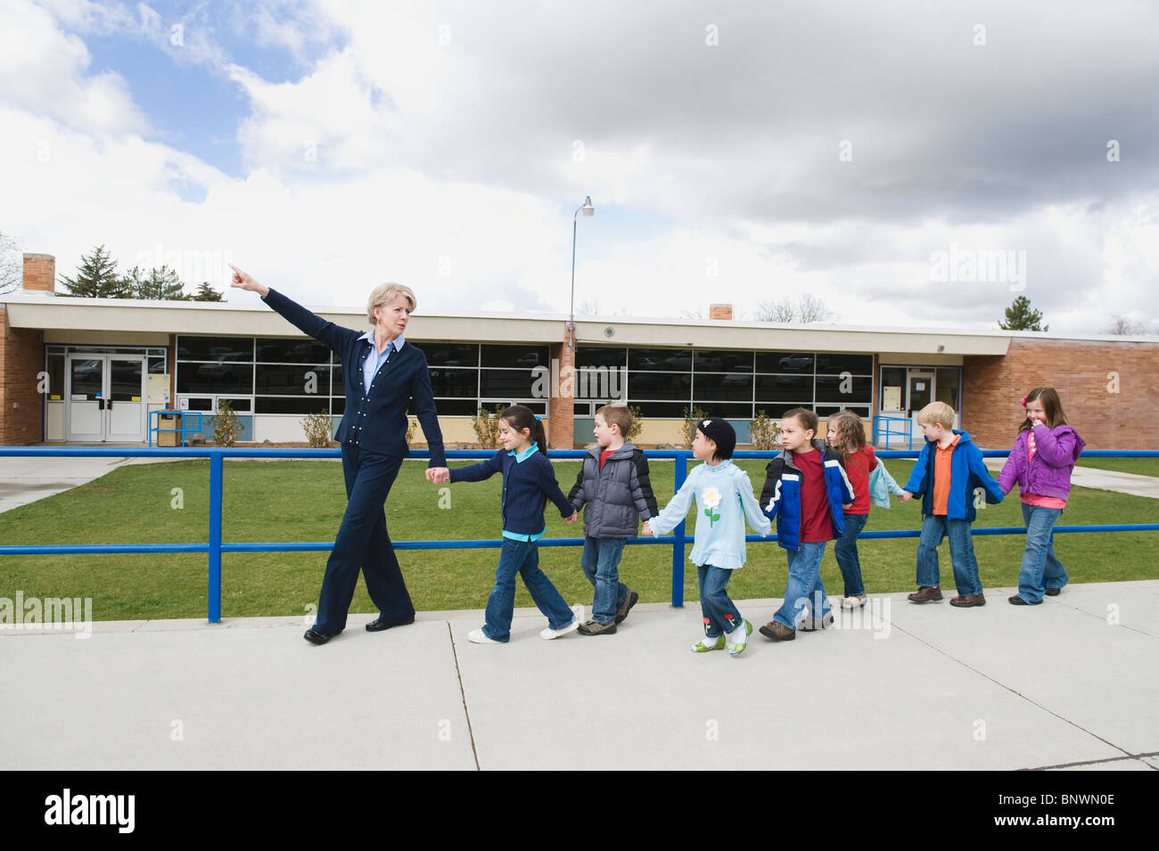 Gli studenti della scuola elementare e docente su un field trip Foto Stock