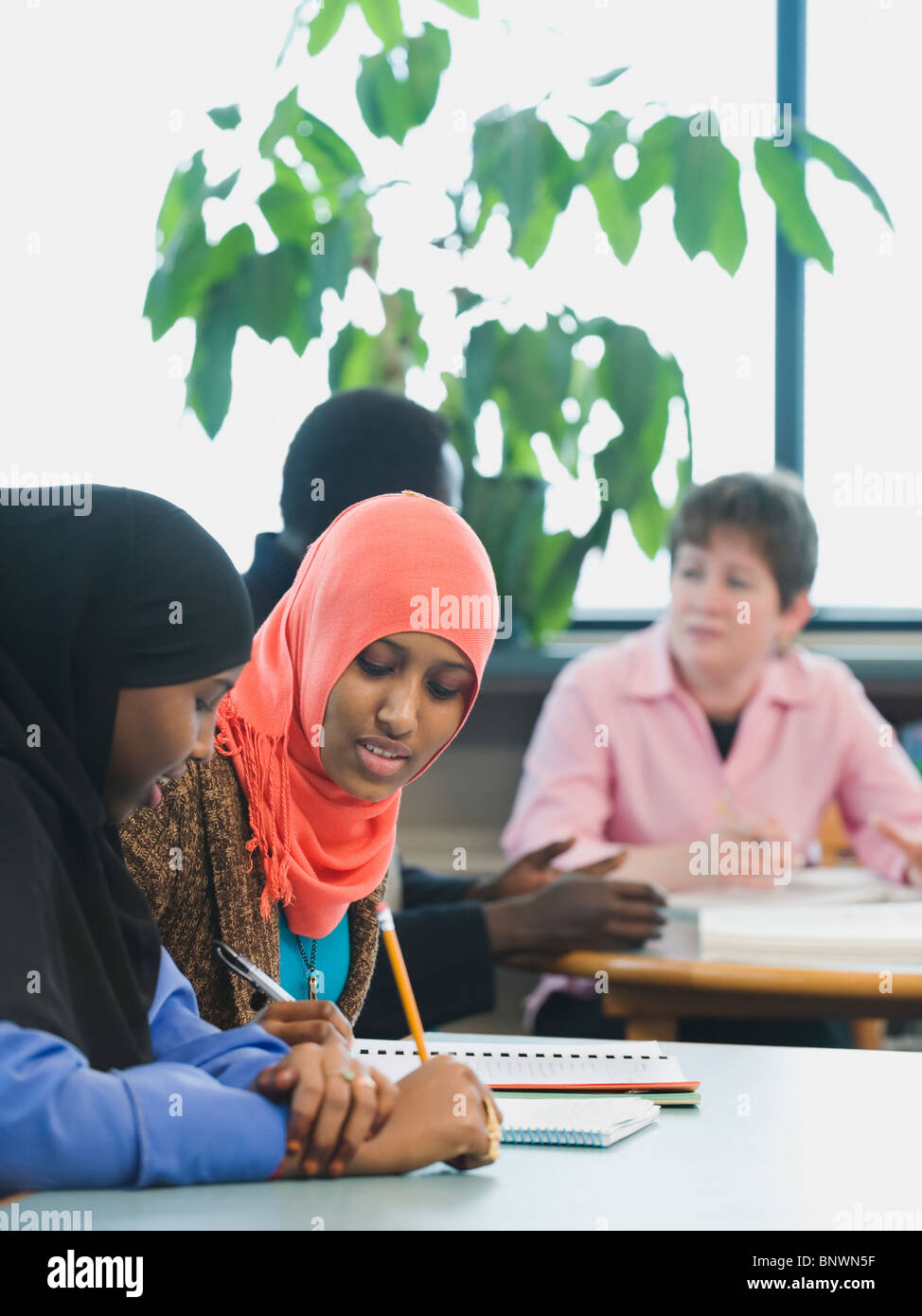 Gli studenti adulti di apprendimento della lingua inglese come una seconda lingua Foto Stock