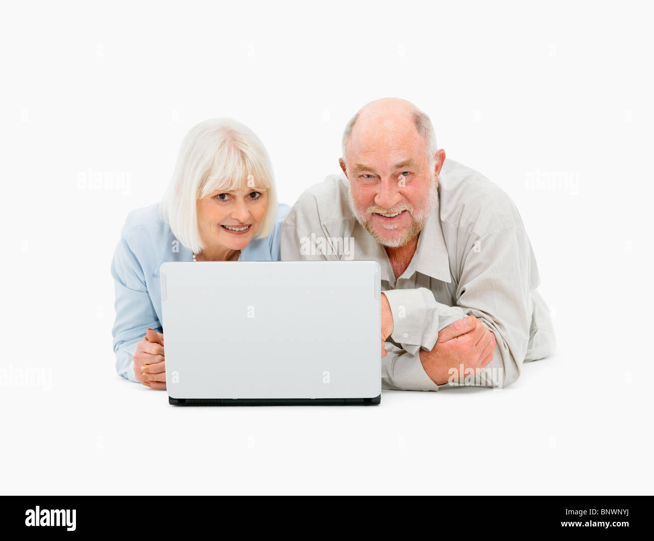 Coppia in pensione guardando insieme per laptop Foto Stock