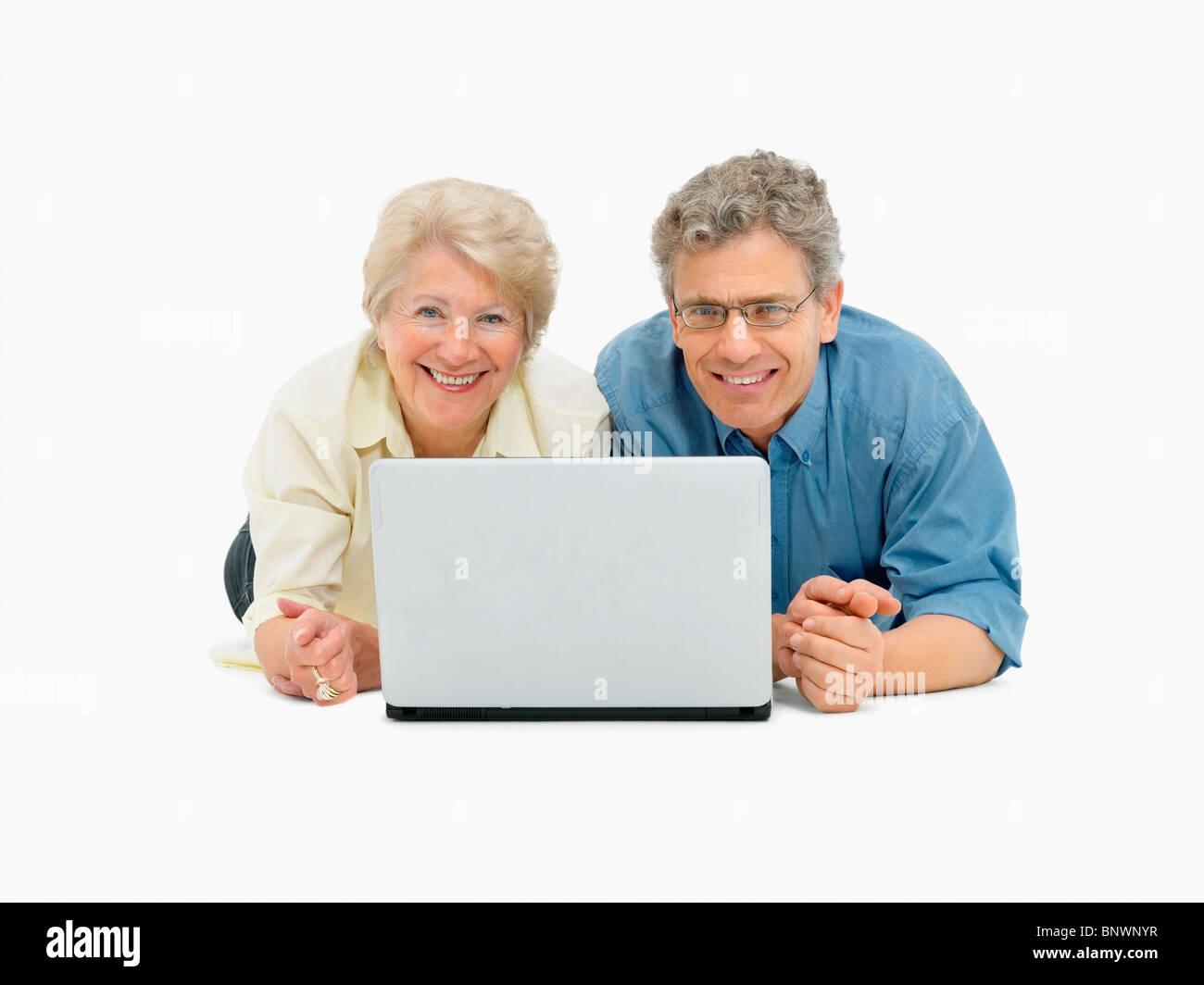 Coppia in pensione guardando insieme per laptop Foto Stock