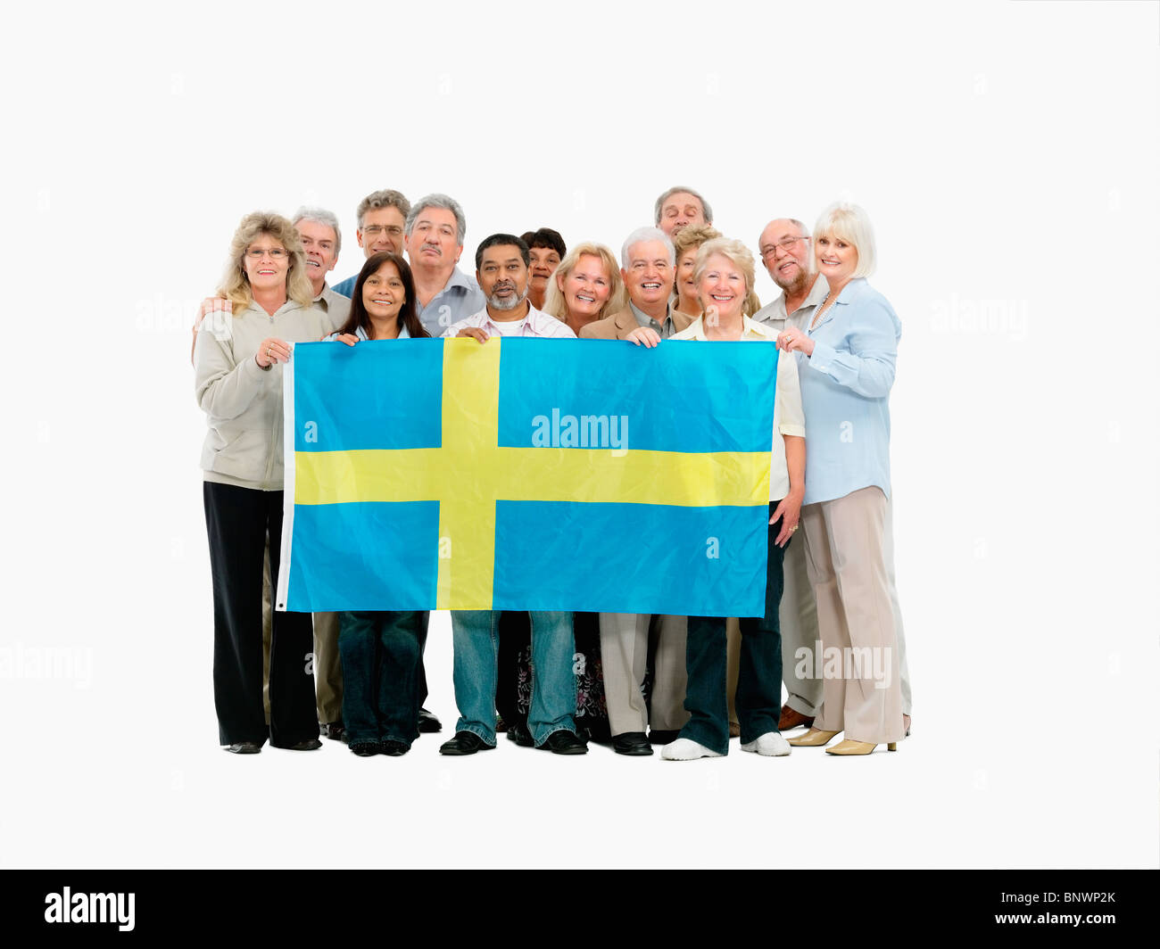 Gruppo di persone che sostengono la bandiera svedese Foto Stock