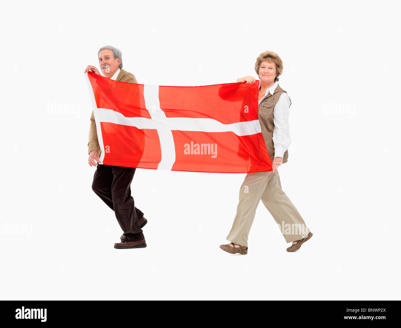 Due persone che porta la bandiera della Danimarca Foto Stock