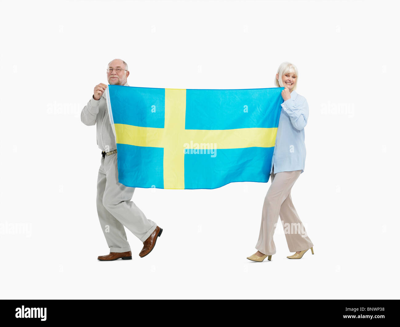 Due persone che porta la bandiera la bandiera svedese Foto Stock