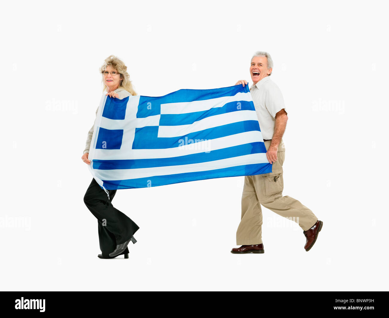 Due persone che porta la bandiera della Grecia Foto Stock