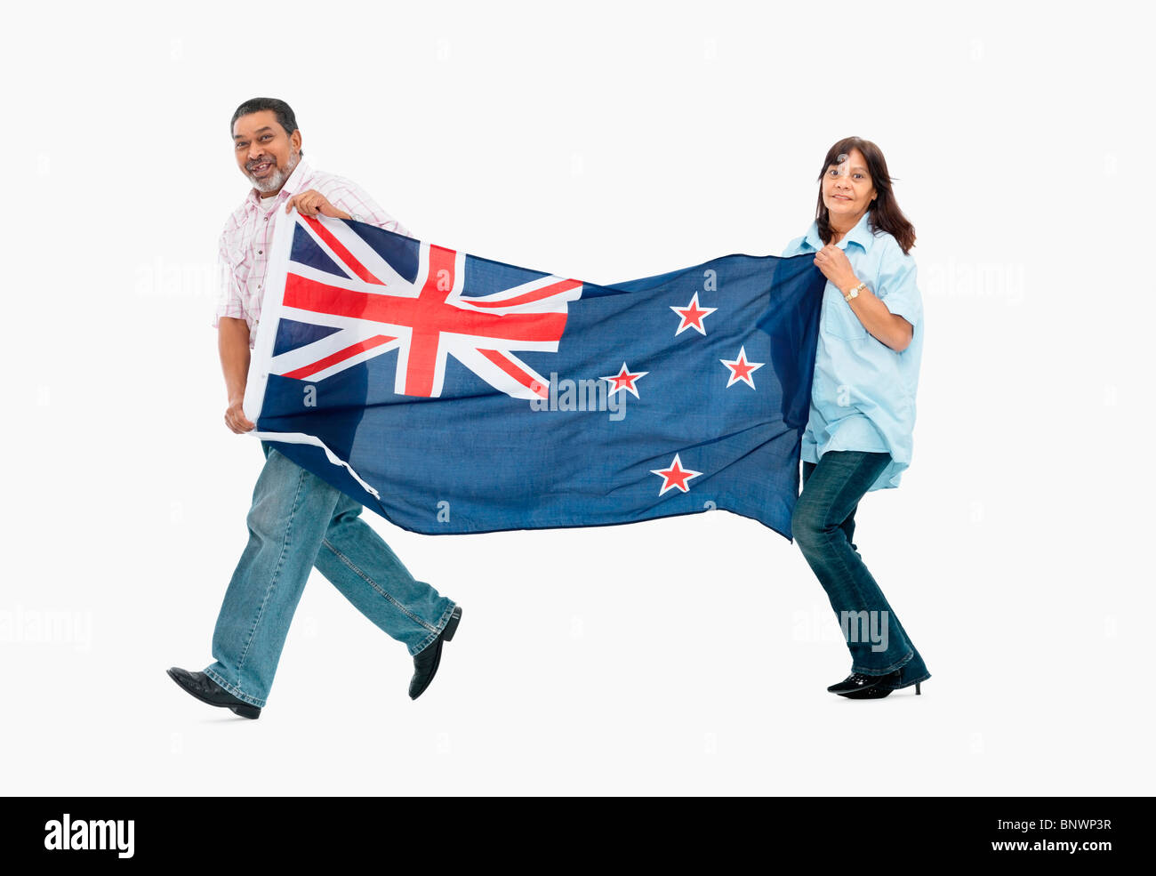 Due persone che portano la bandiera della Nuova Zelanda Foto Stock