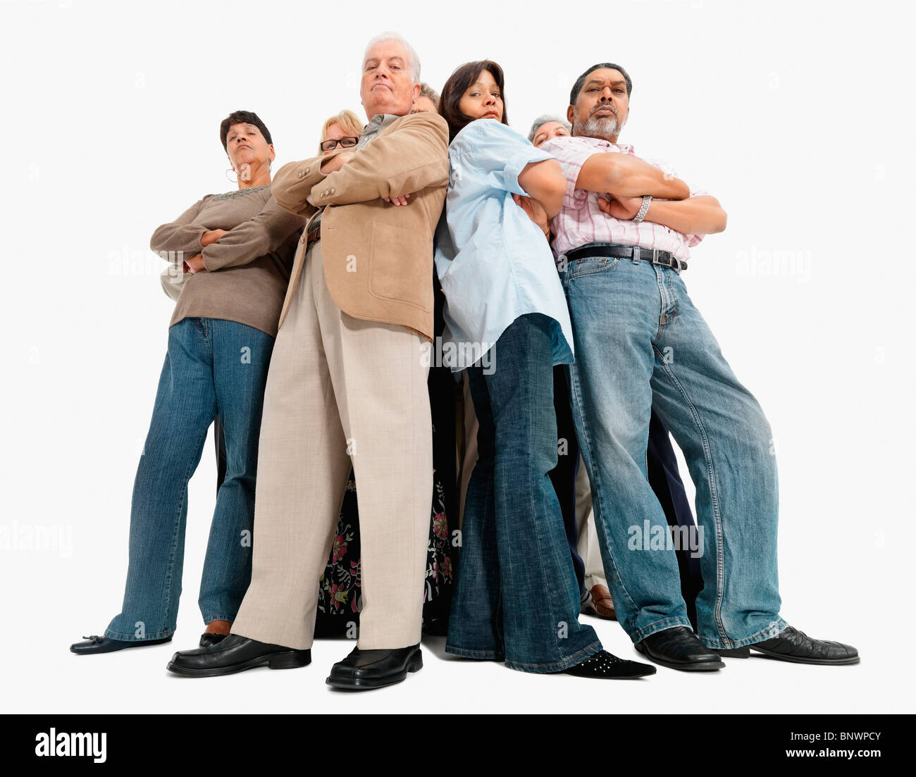Un gruppo di persone in piedi con le braccia incrociate Foto Stock