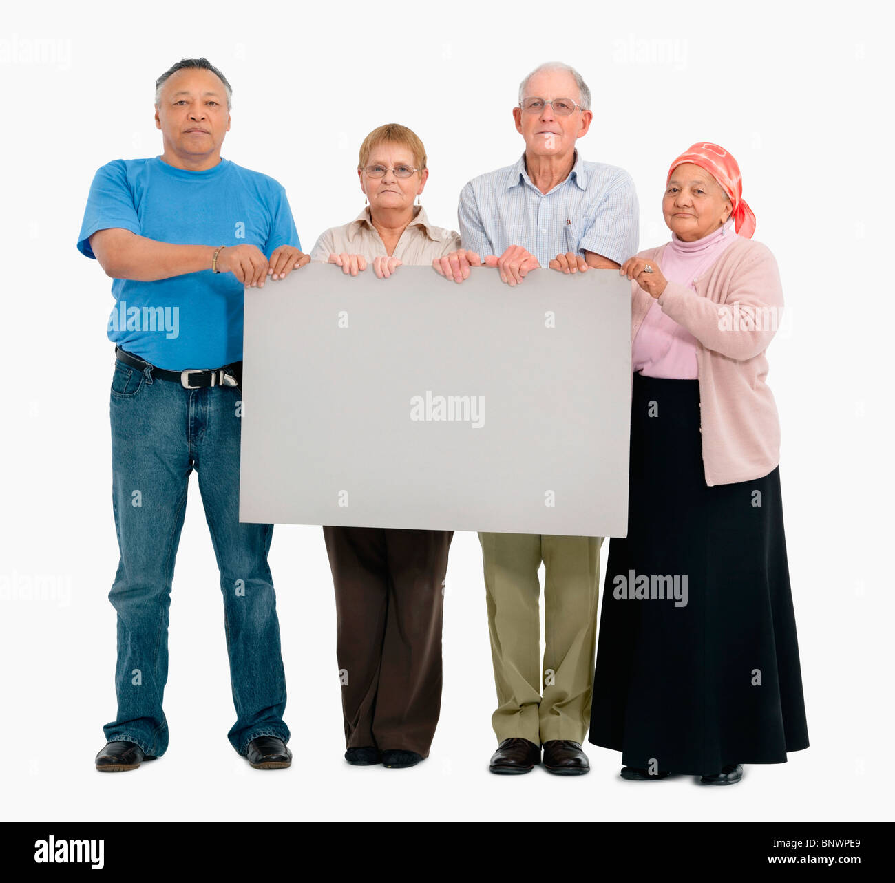 Quattro persone in possesso di un poster in bianco Foto Stock