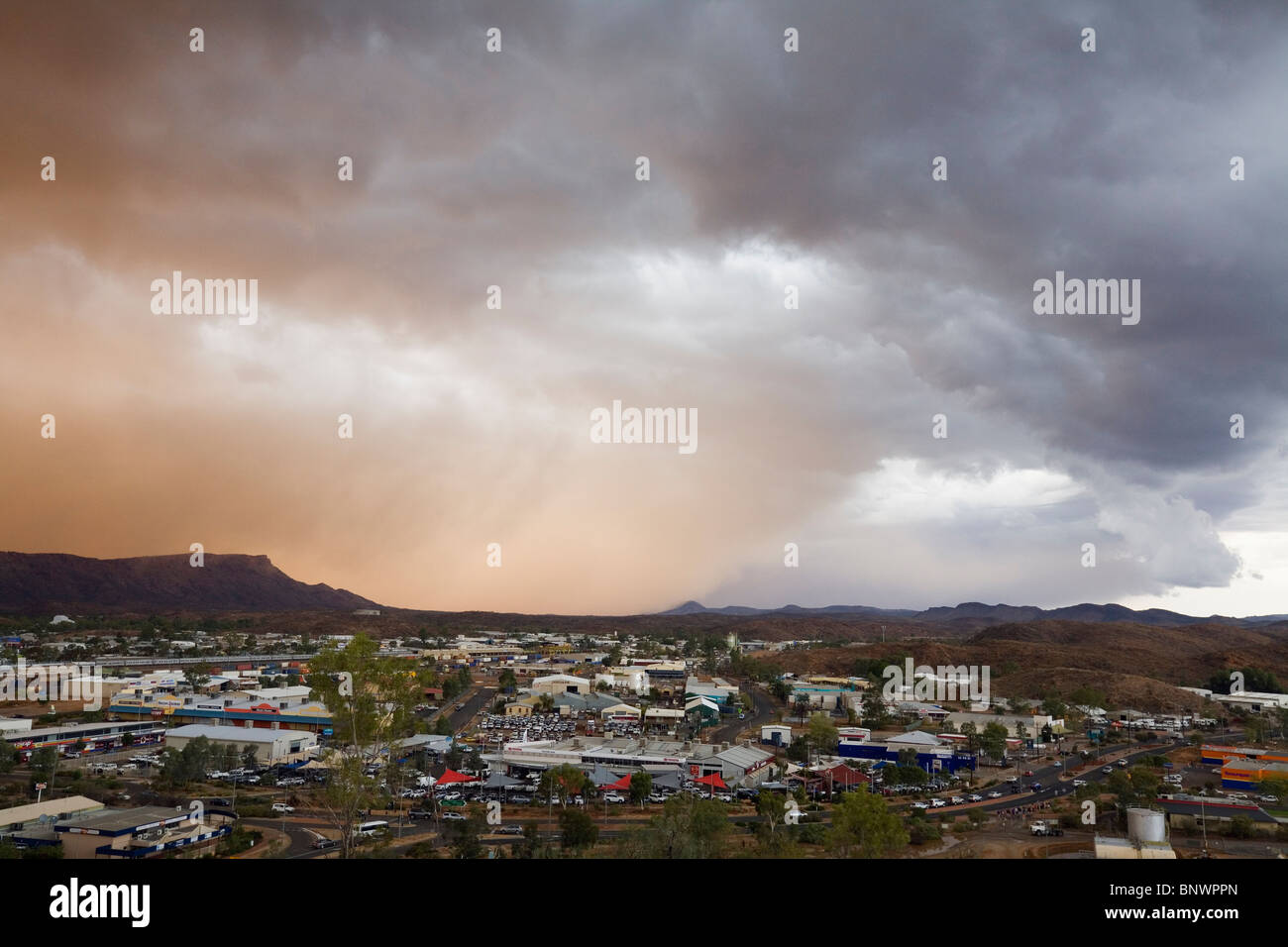 Una tempesta di polvere si avvicina la outback città di Alice Springs, Territorio del Nord, l'Australia. Foto Stock