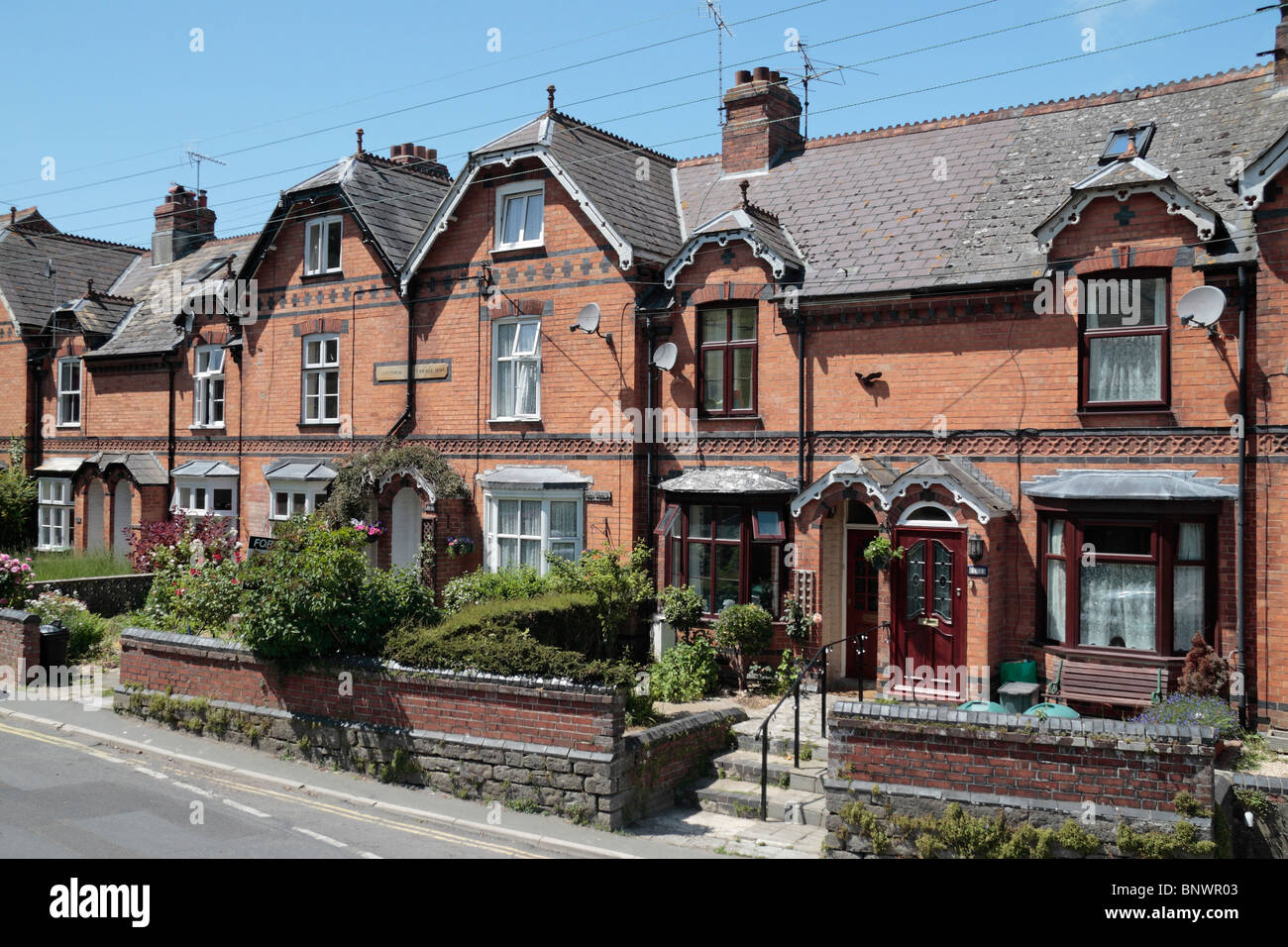 Una linea di case in mattoni in Bridport, Dorset, Regno Unito. Foto Stock