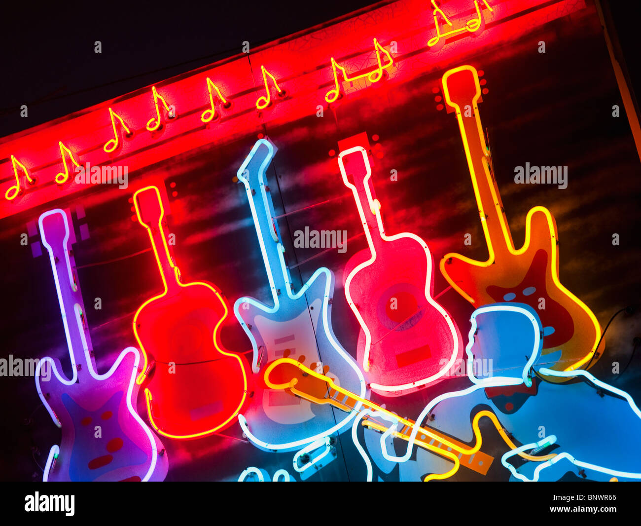 Chitarre illuminato su Beale Street a Memphis Foto Stock