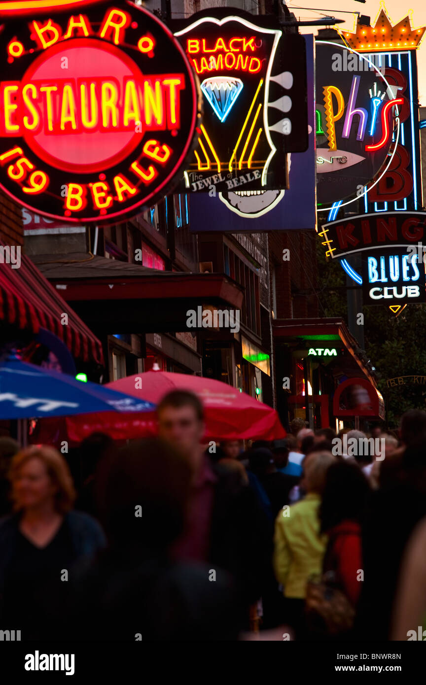 La folla di gente e insegne luminose su Beale Street Foto Stock