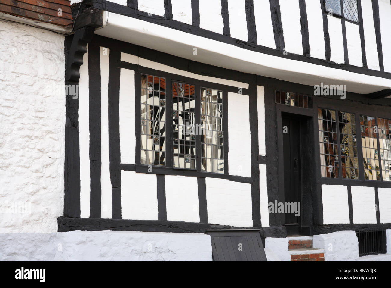 Windows di una tradizionale struttura di legno edificio a Midhurst, Sussex, GU29. Foto Stock