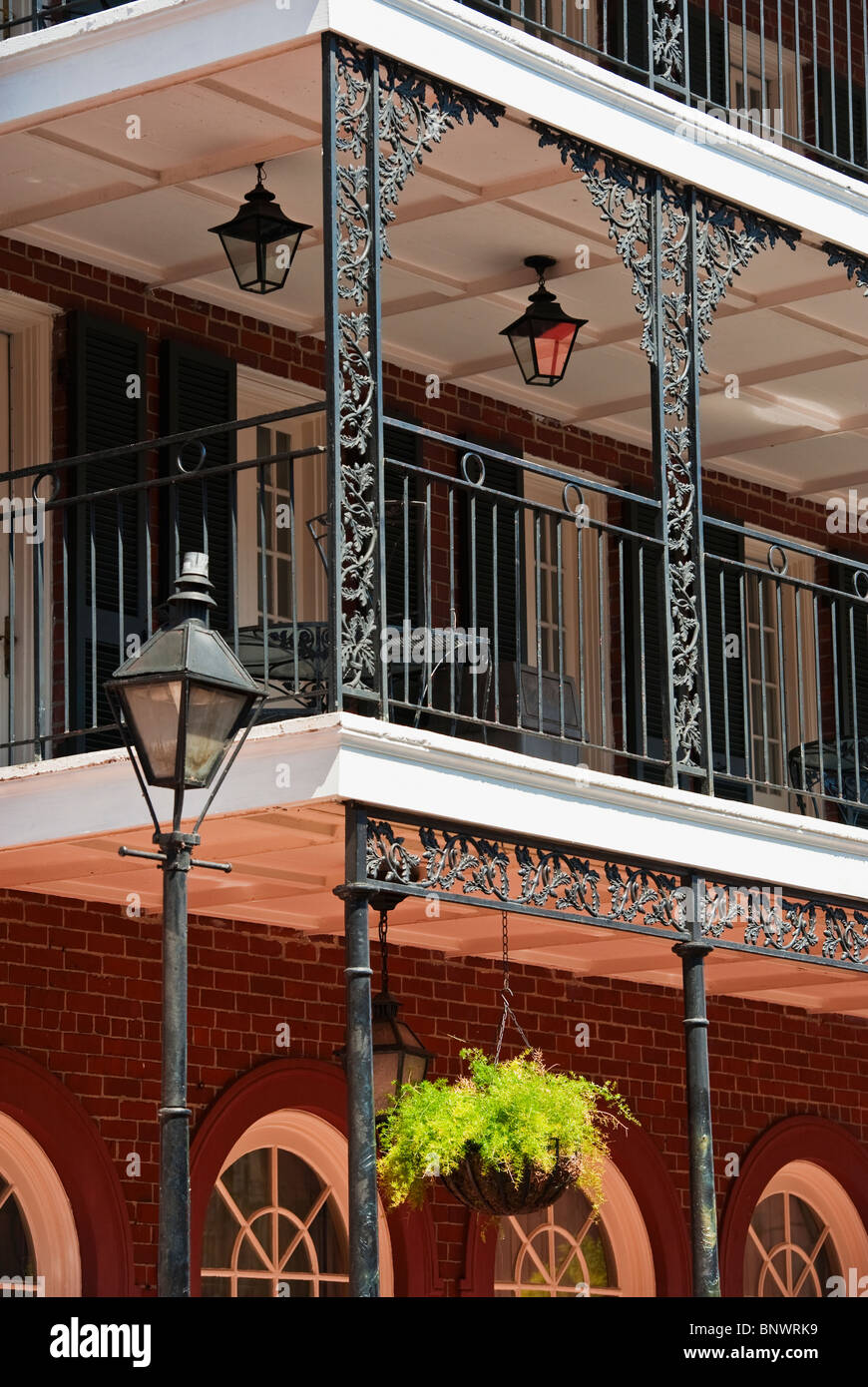 Balconi su edificio nel Quartiere Francese di New Orleans Foto Stock