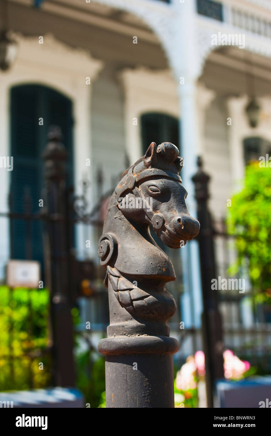 Statua di ferro di una testa di cavallo sulla parte superiore di un montante Foto Stock