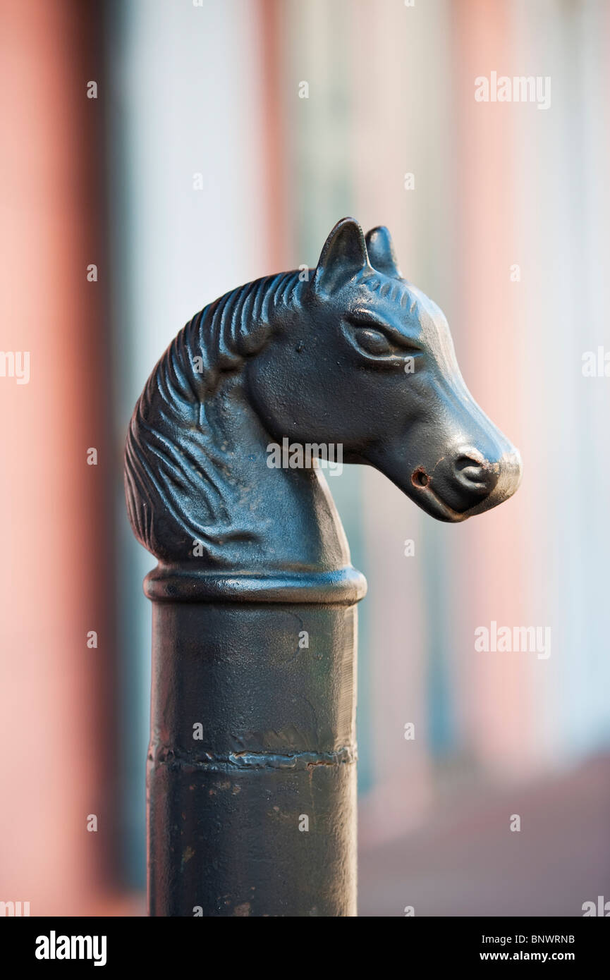 Statua di ferro di una testa di cavallo sulla parte superiore di un montante Foto Stock