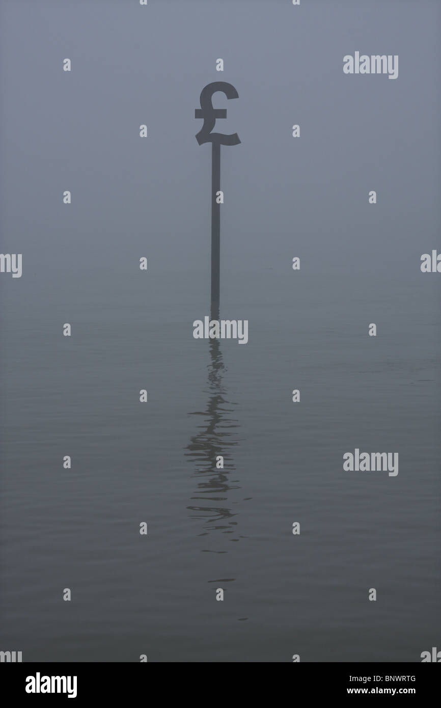 Un segno di cancelletto sporgente da un grigio mare di nebbia. Foto Stock
