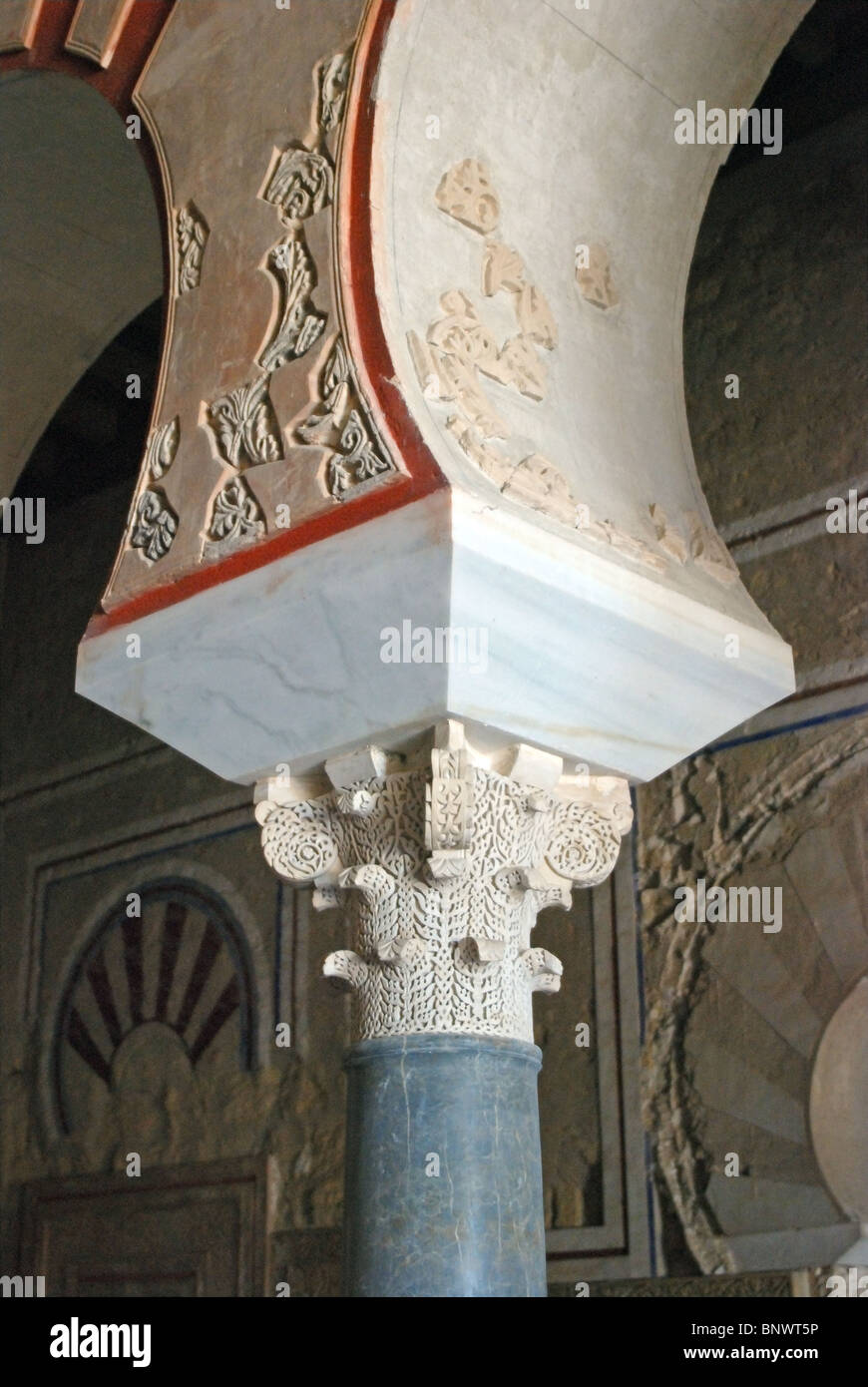 Arco e colonna dettaglio nella Hall di Abd al-Rahman III, Medina Azahara (Madinat al-Zahra), vicino a Cordoba, Andalusia. Foto Stock