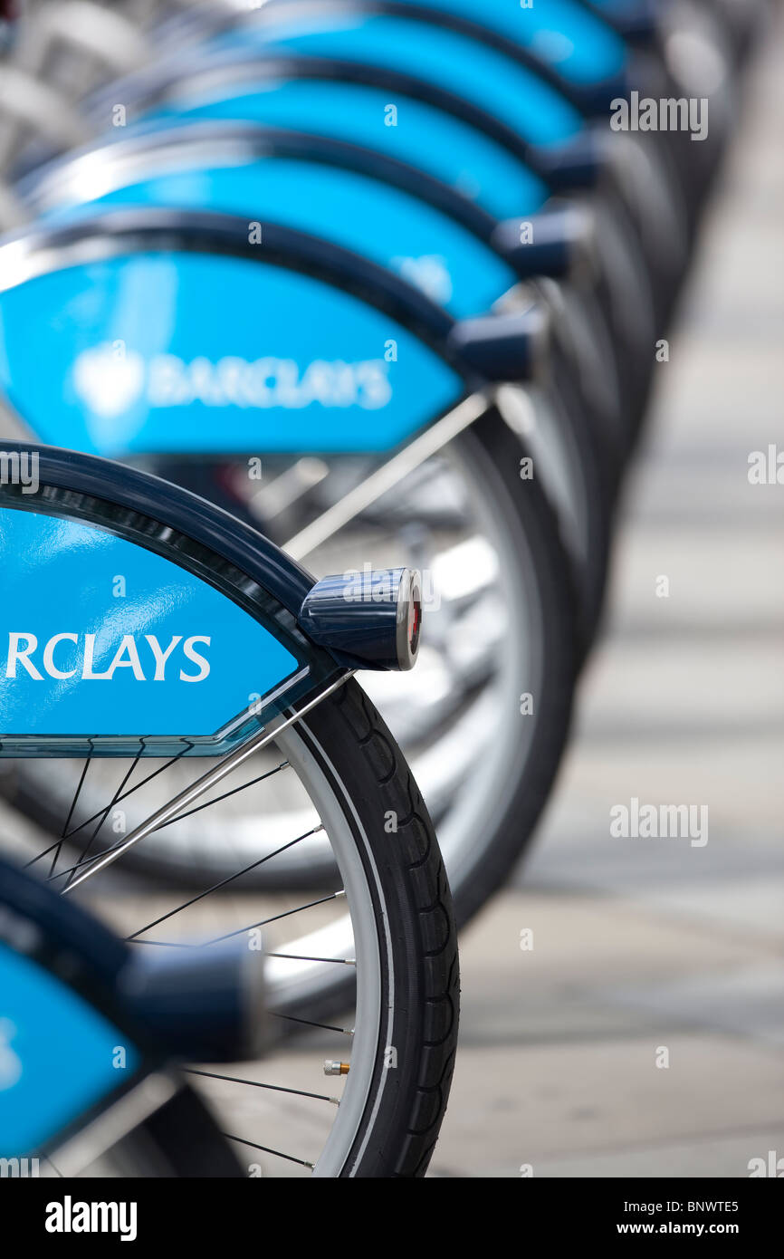 Immagine mostra le ruote di bicicletta allineati su una London cycle hire stand nel West End di Londra. Foto:Jeff Gilbert Foto Stock