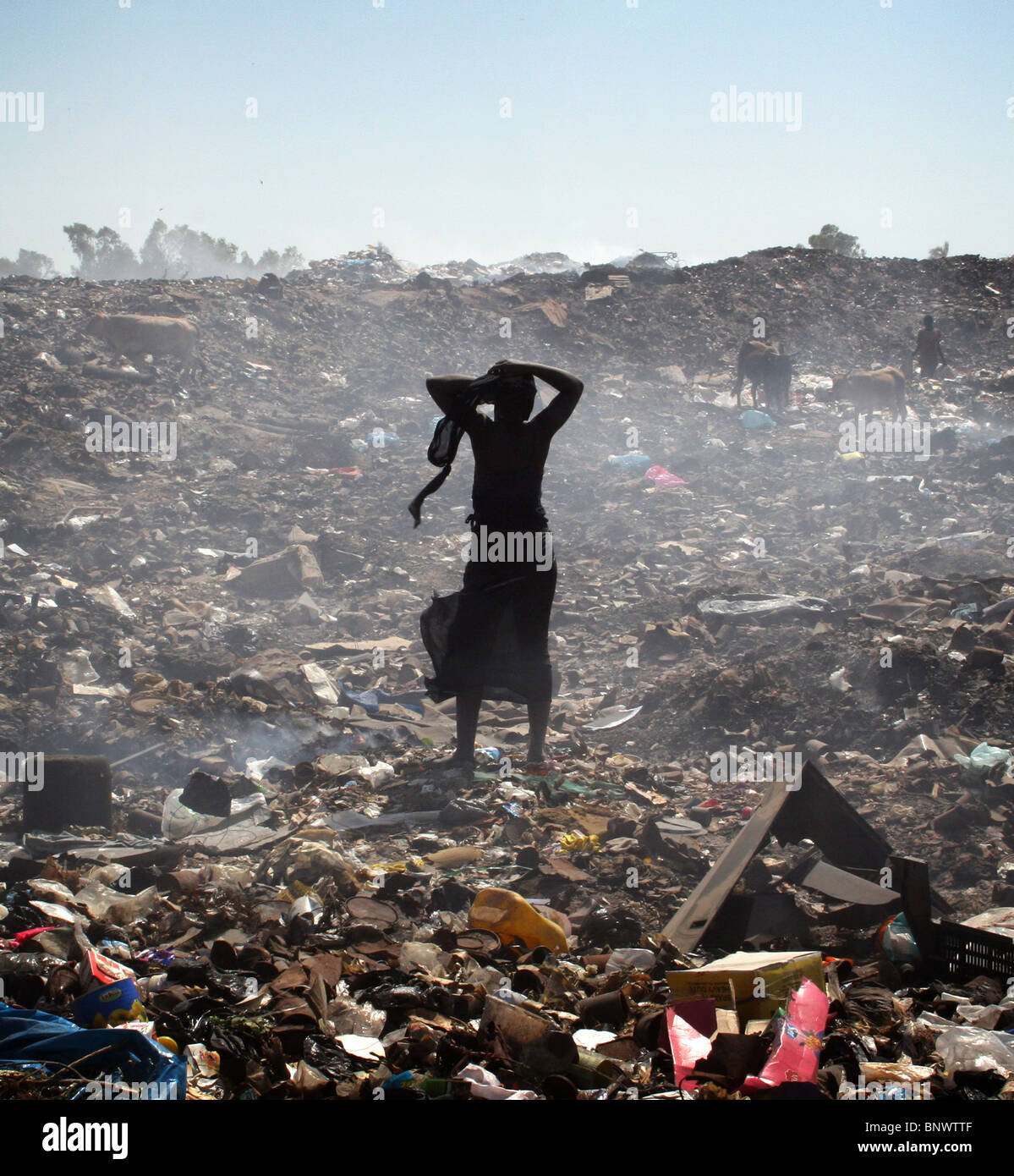 Ragazza gambiana ritoccato velo mentre la ricerca di rottami di metallo in Mannjai Kunda discarica, il Gambia. Foto Stock