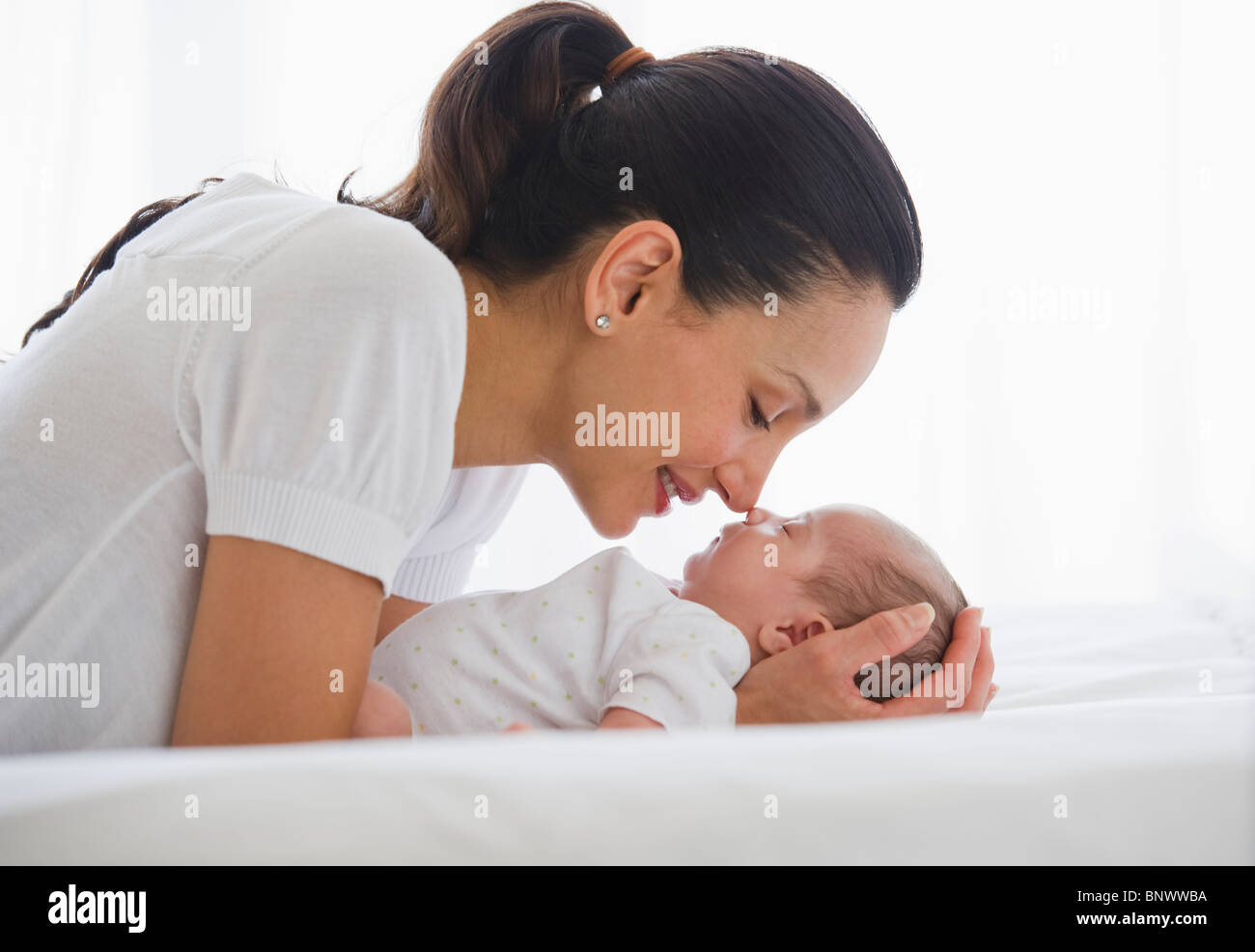 Madre guardare al suo bambino Foto Stock